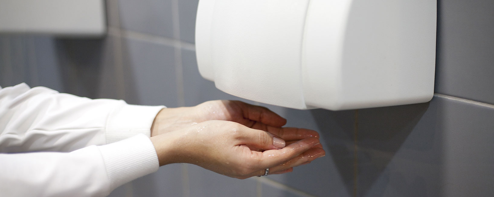 Как после мытья правильно сушить. Сушилка hand Dryer. Сушилка для рук в общественном туалете. Сушилка для рук в санузле. Бумажная сушилка для рук.